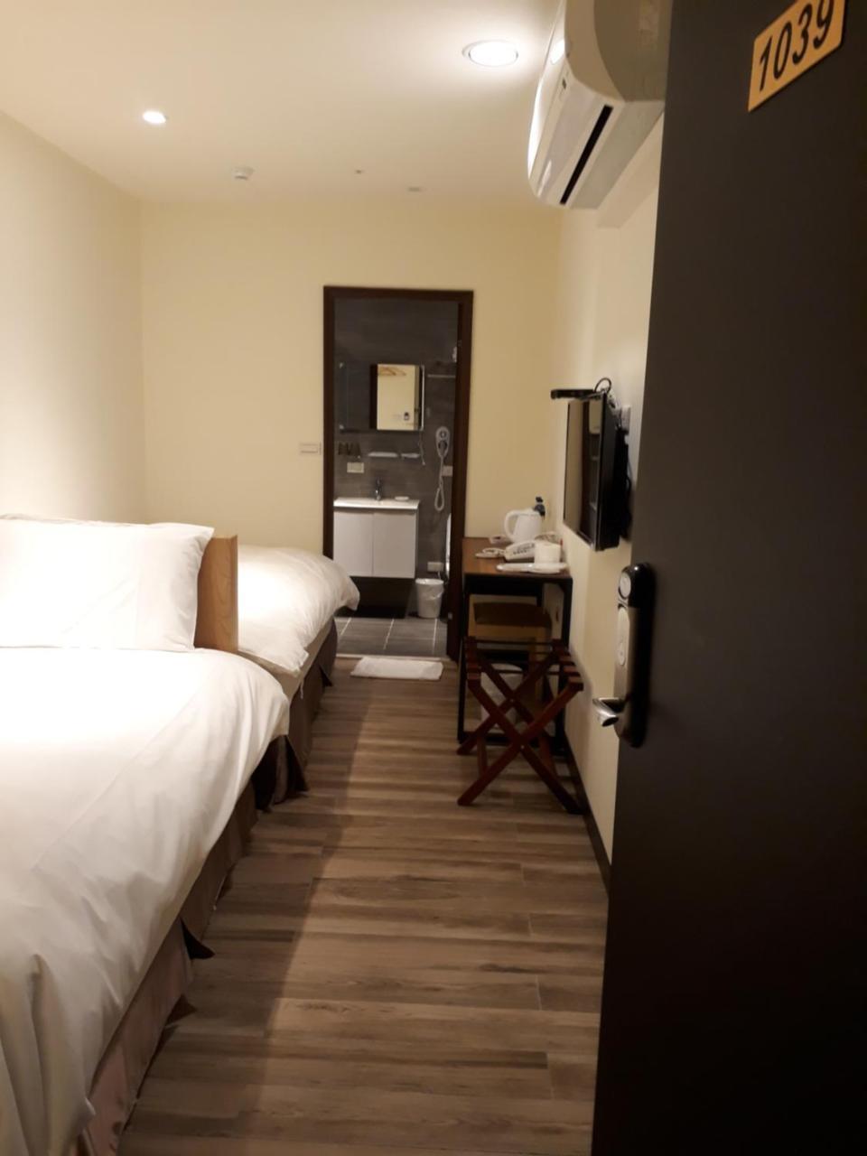 Honest & Warm Hotel Taoyuan Extérieur photo